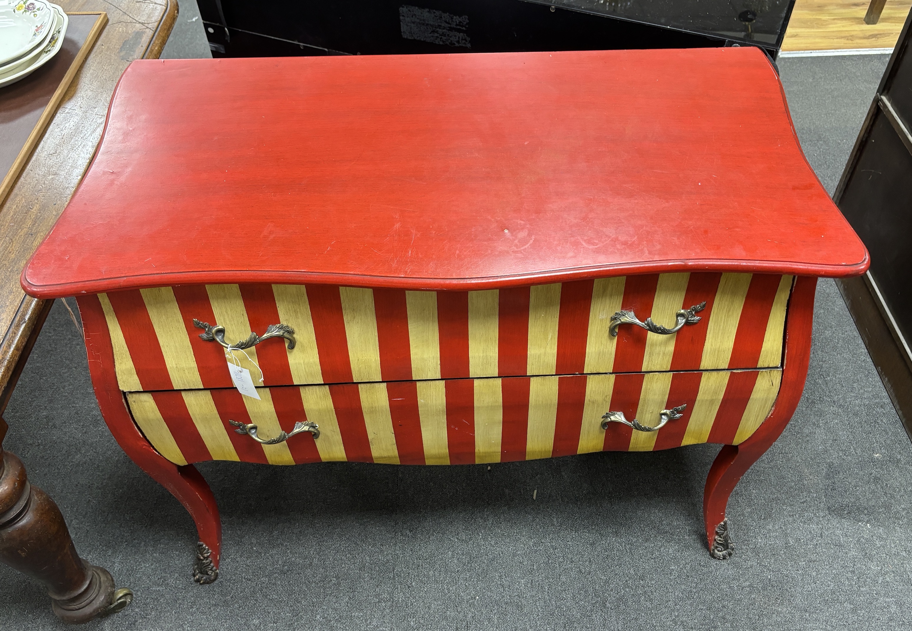 A contemporary Continental style painted serpentine commode, width 105cm, depth 52cm, height 83cm